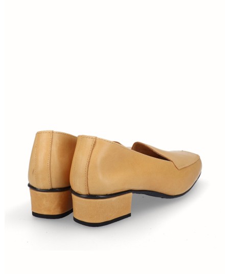 Zapato mocasín tacón piel camel