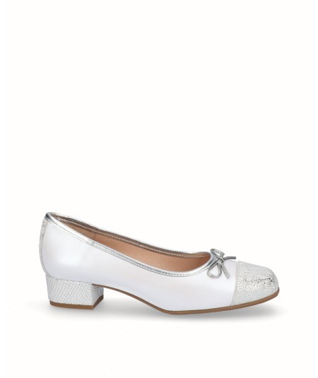 Ballerina shoe with pearly skin combined with white engraved fantasy leather
