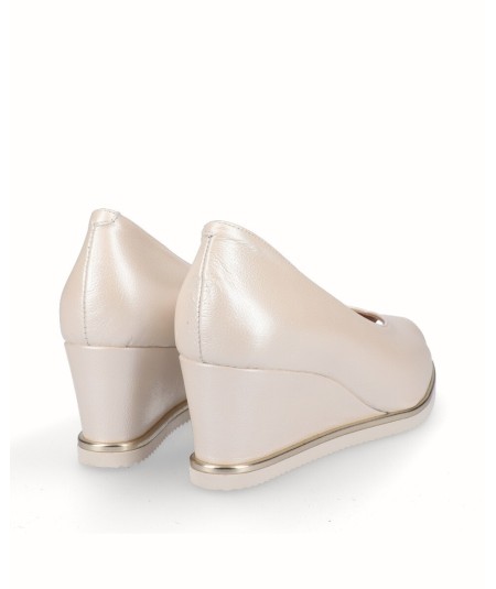 Peep toes wedge shoe in beige pearly leather