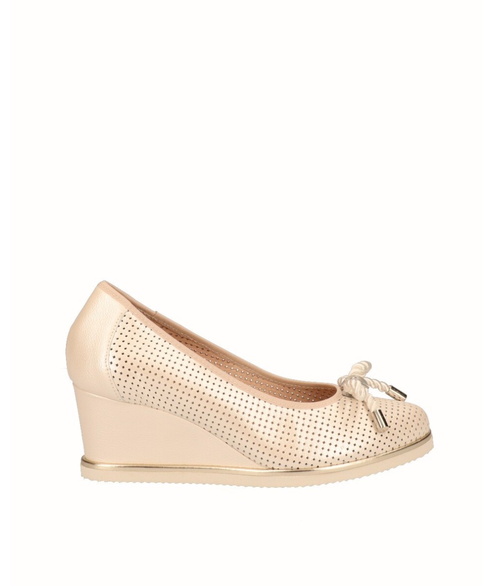 Beige pearly leather lounge wedge shoe