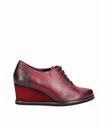 Leather wedge shoe combined with metallic burgundy snake engraved leather with elastic