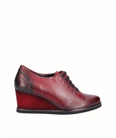 Leather wedge shoe combined with metallic burgundy snake engraved leather with elastic