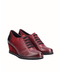 Leather wedge shoe combined with metallic burgundy snake engraved leather with elastic