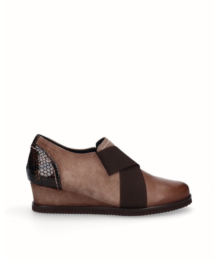 Zapato cuña piel combinado serraje y charol grabado serpiente taupe con elástico