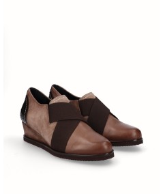 Zapato cuña piel combinado serraje y charol grabado serpiente taupe con elástico