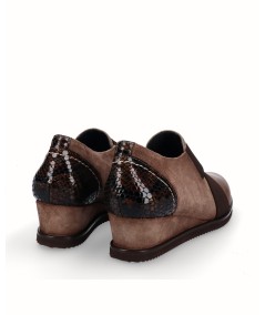 Zapato cuña piel combinado serraje y charol grabado serpiente taupe con elástico
