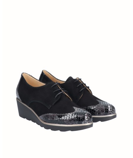 Leather wedge blucher shoe combined with black snake engraved patent leather