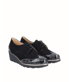 Leather wedge blucher shoe combined with black snake engraved patent leather