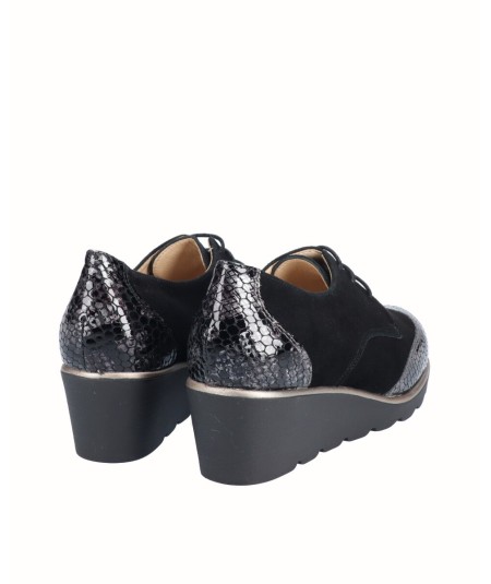 Leather wedge blucher shoe combined with black snake engraved patent leather