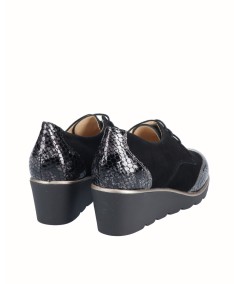 Leather wedge blucher shoe combined with black snake engraved patent leather