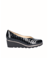 Zapato cuña piel charol grabado serpiente negro