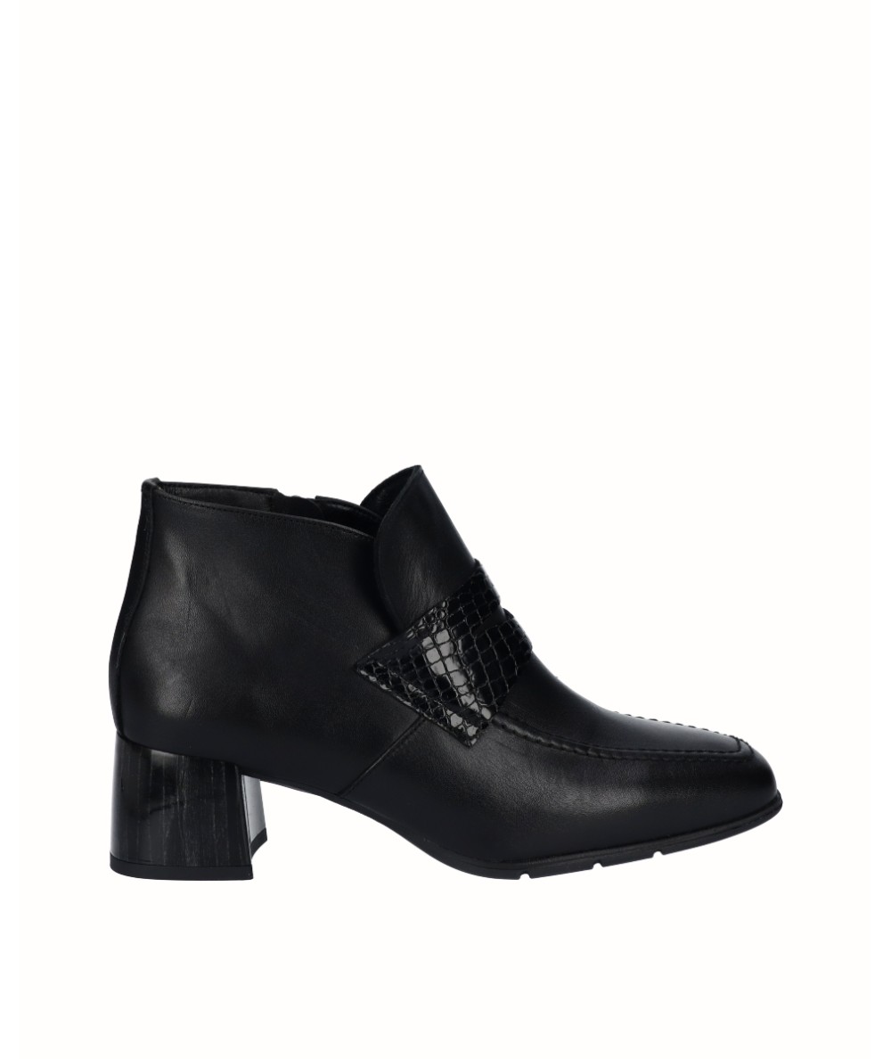 Combined black leather heeled shoe