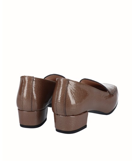 Brown patent leather moccasin heel shoe