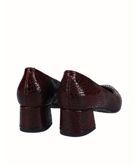 Burgundy engraved leather heel shoe