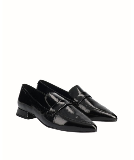 Black patent leather low heel shoe