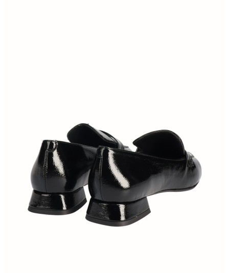 Zapato tacón bajo charol negro