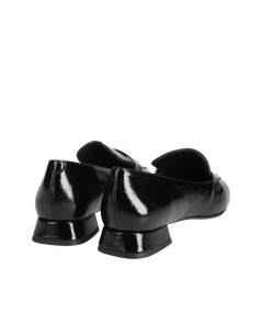 Black patent leather low heel shoe