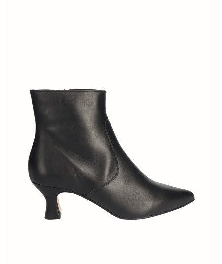 Black smooth leather heeled...