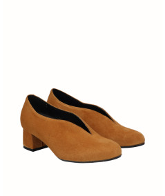 Mustard suede leather heeled shoe