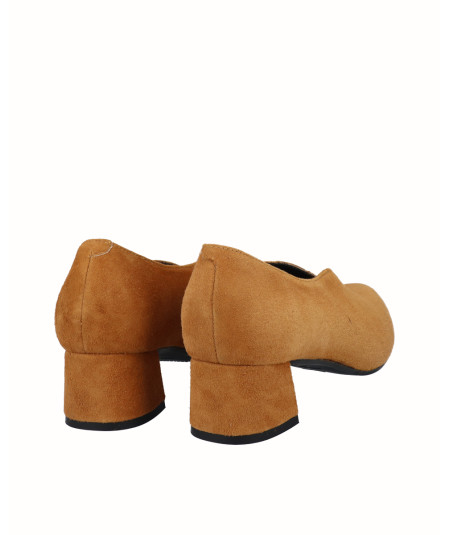 Mustard suede leather heeled shoe