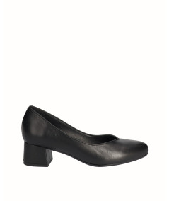 Black leather heeled shoe