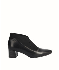 Black smooth leather heeled shoe with elastics