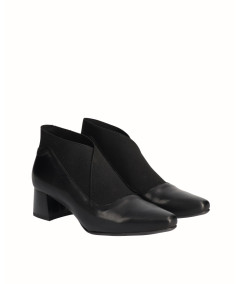 Black smooth leather heeled shoe with elastics