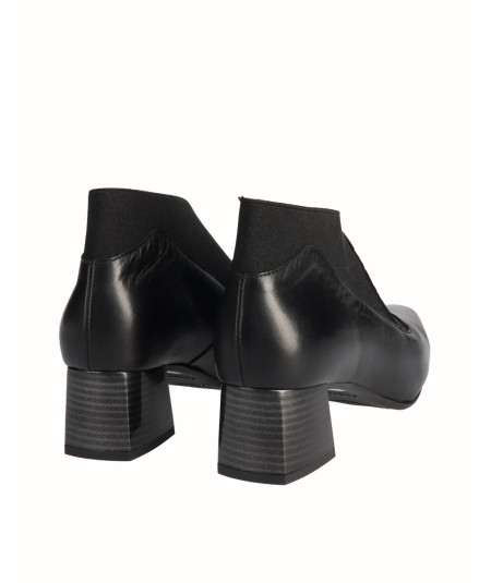 Black smooth leather heeled shoe with elastics