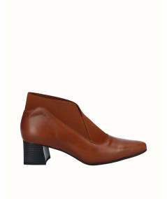 Smooth leather heeled shoe with elastics