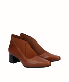 Smooth leather heeled shoe with elastics