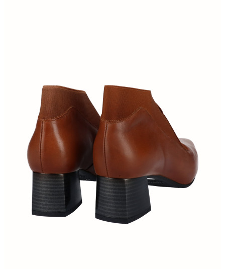 Smooth leather heeled shoe with elastics