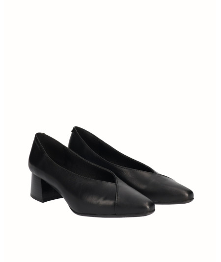 Black smooth leather heeled shoe